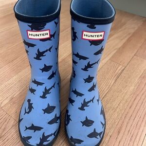 Hunter Kids' Blue Shark Pattern Boots